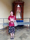 Autorin Tereza Vanek neben einem Heiligenbild in einer Kirche